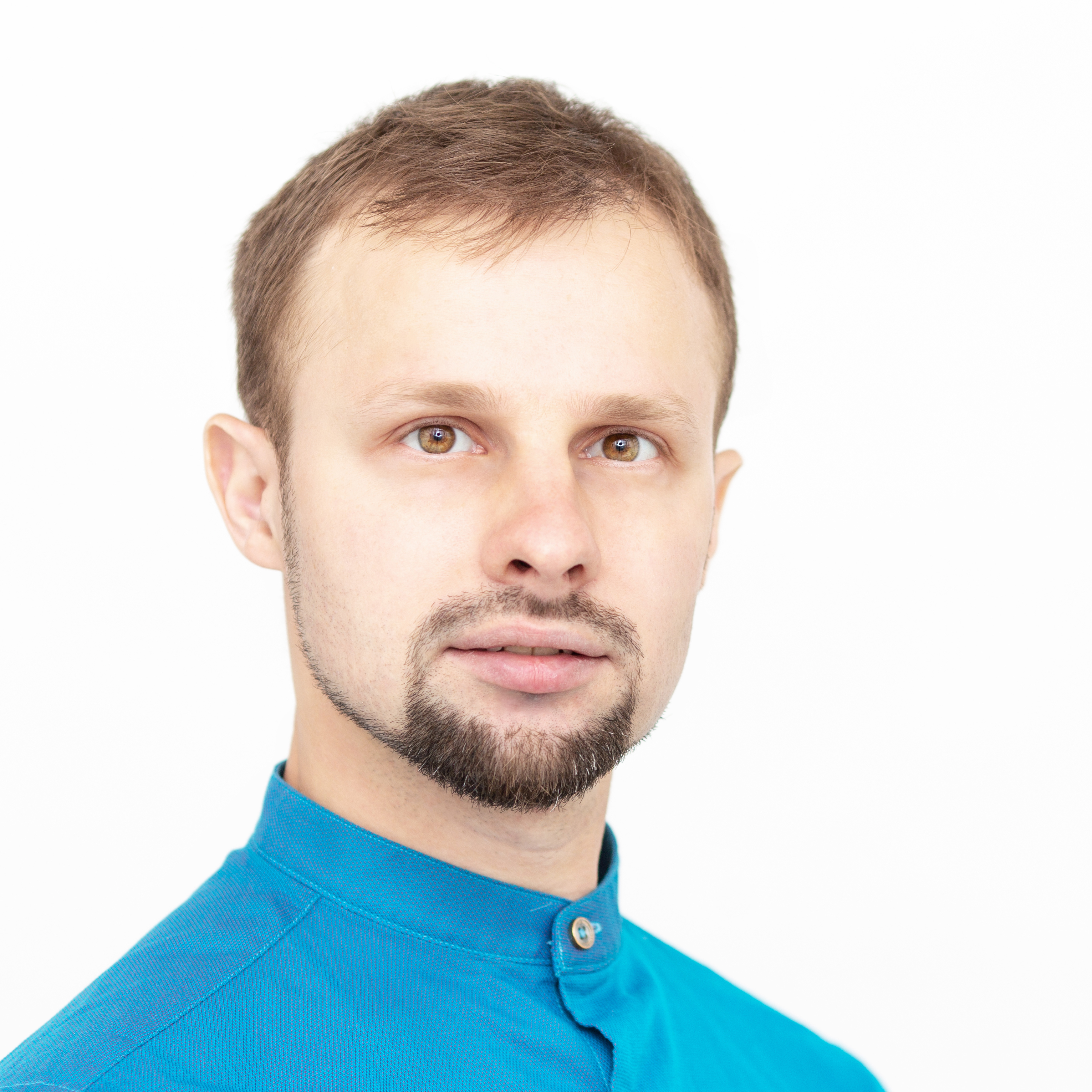 Виктор Шевченко – инструктор методист, реабилитолог, специалист по осанке. за 20 лет в медицине (стаж с 1998 года), в доступной форме показывает, от каких факторов зависит наша осанка, как сохранить её  в молодости и восстановить, если она оказалась нарушенной после 25 лет. 